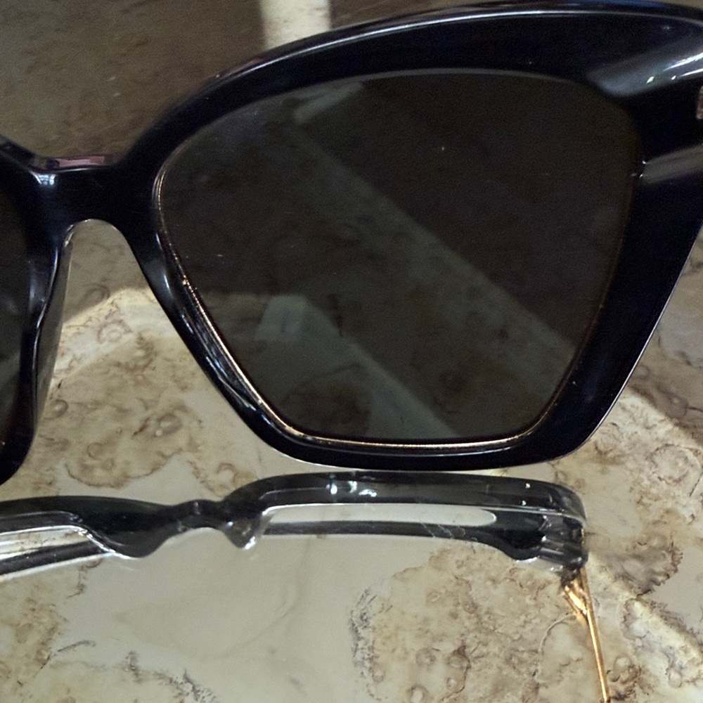 Diff Eyewear Cat-Eye Sunglasses in Black and Gold polarized Becky-IV polarizes - Picture 10 of 13